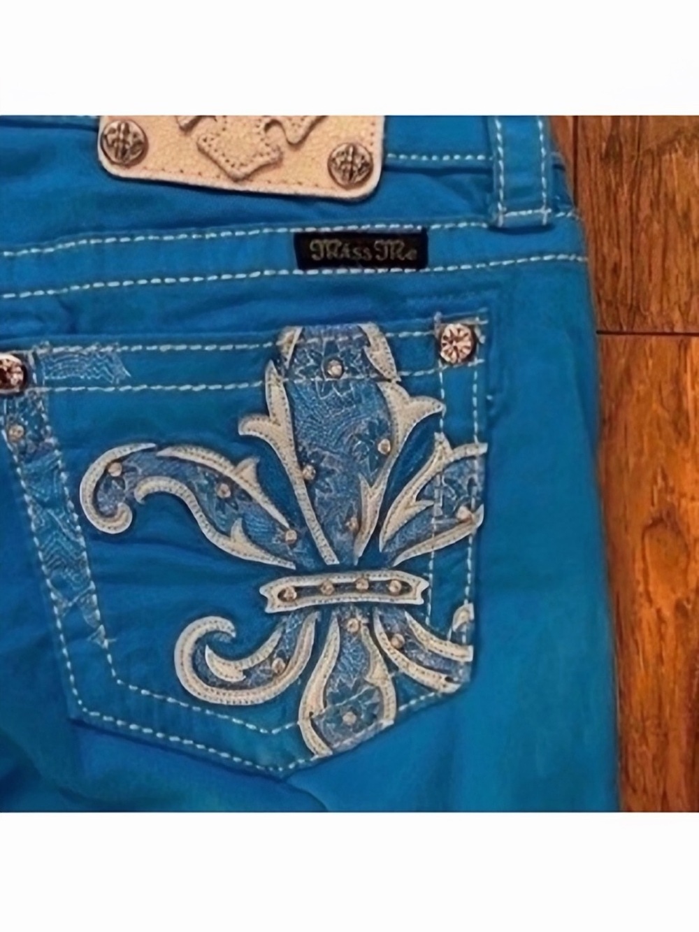 Like New Gorgeous Miss Me Skinny Hawaiian Blue & Embellished Pockets 33” Inseam